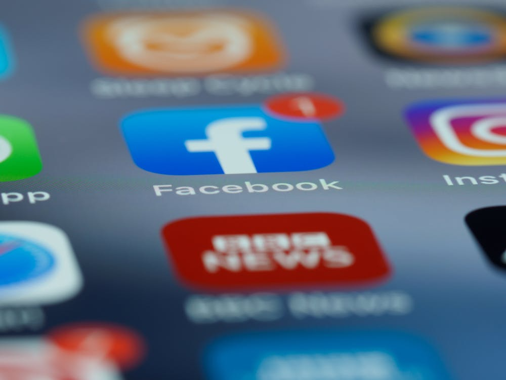 social media apps influencing news feed personalization psychology